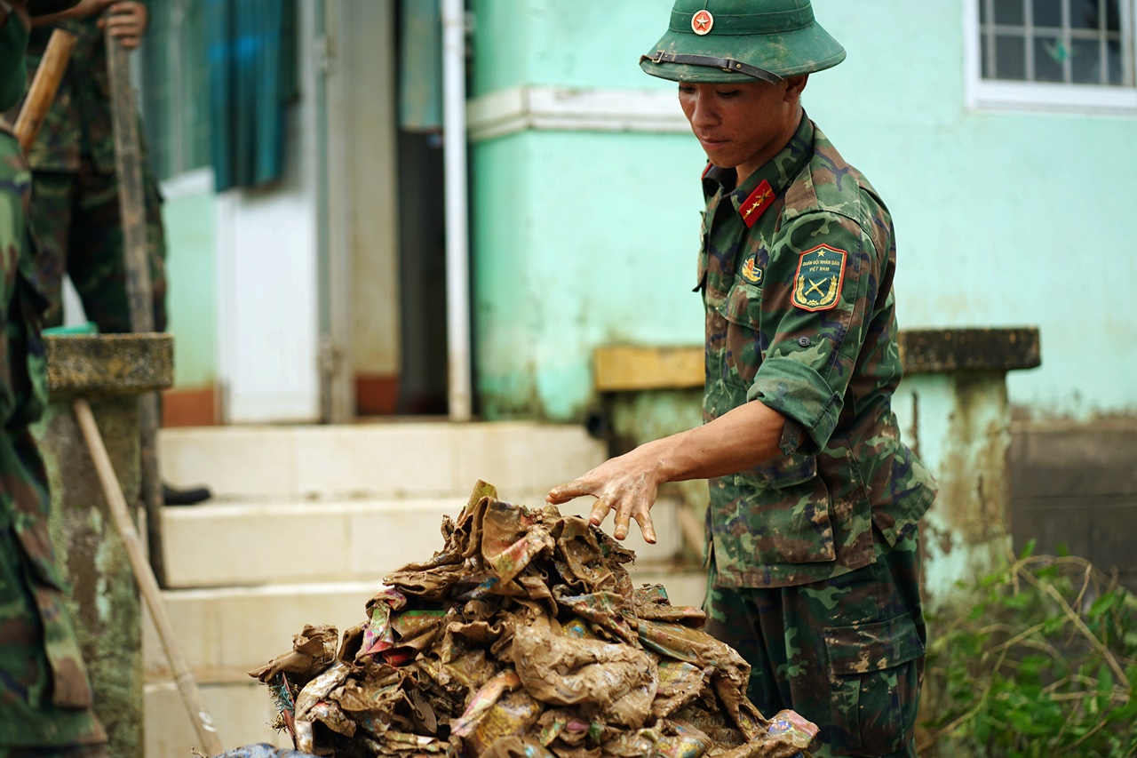 Xót xa cảnh tượng ở một trường tiểu học sau cơn lũ- Ảnh 1.
