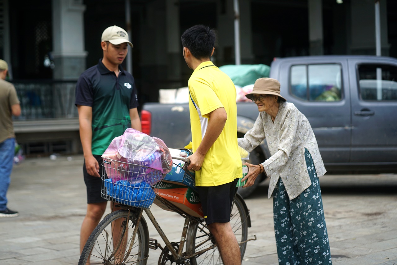 Hình ảnh cụ bà 85 tuổi còng lưng giữa gió lớn ở Đắk Lắk khiến nhiều người nghẹn lòng- Ảnh 2.