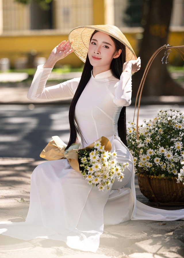 Hoa khôi Thanh lịch Hà Nội 2025 Đinh Hoài An thướt tha trong bộ ảnh đón thu- Ảnh 1.