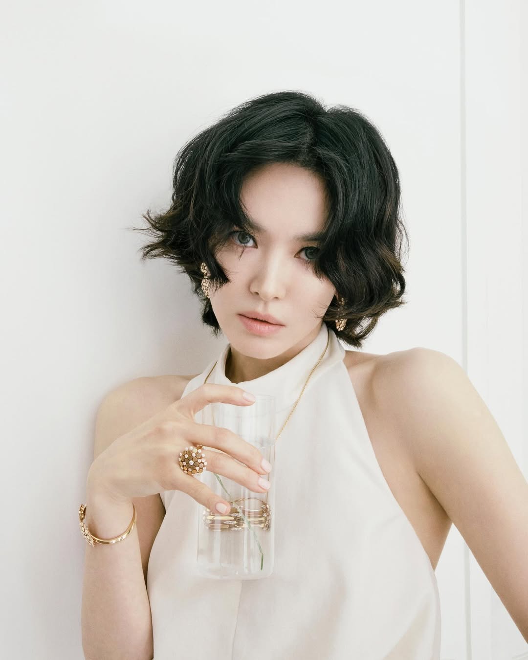 Náo loạn khắp Kbiz: Song Hye Kyo bồng bế 1 em bé bí ẩn- Ảnh 4.