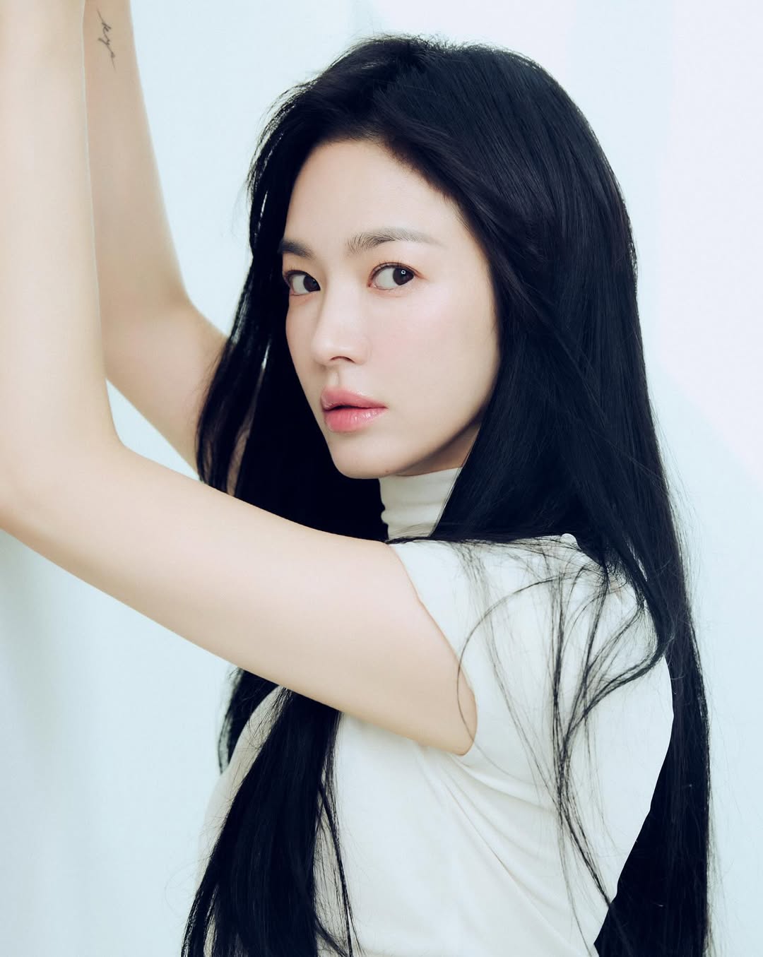 Náo loạn khắp Kbiz: Song Hye Kyo bồng bế 1 em bé bí ẩn- Ảnh 3.