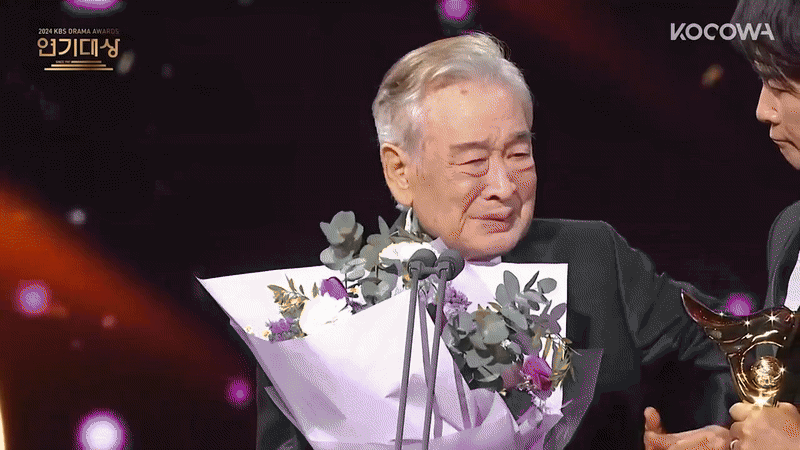 Lần cuối cùng “ông nội quốc dân” Lee Soon Jae xuất hiện trên sân khấu, cả dàn sao Hàn đều bật khóc xúc động- Ảnh 3.