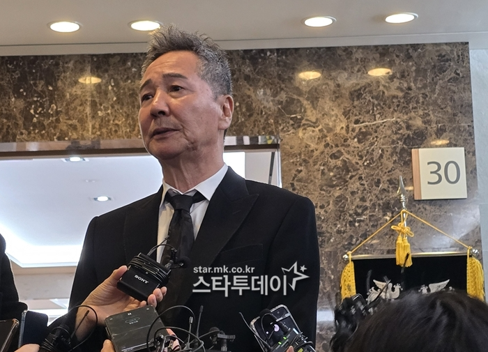 Tang lễ "ông nội quốc dân": Lee Seung Gi đến viếng đầu tiên, "bà nội quốc dân" cùng dàn sao gửi vòng hoa tiễn biệt- Ảnh 11.