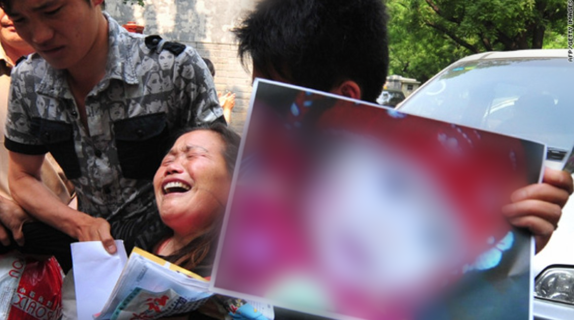 Vụ thu giữ hơn 11.000 tấn sữa pha melamine khiến 6 trẻ tử vong, 300.000 trẻ bị bệnh: Phụ huynh hoang mang giữa "ma trận" sữa giả- Ảnh 2.