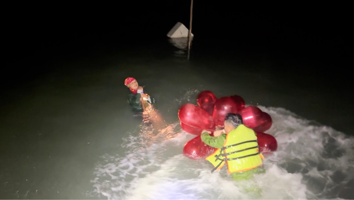 Đi bắt ốc lúc thủy triều dâng, 2 phụ nữ ôm cọc tre lênh đênh trên biển suốt đêm- Ảnh 1.