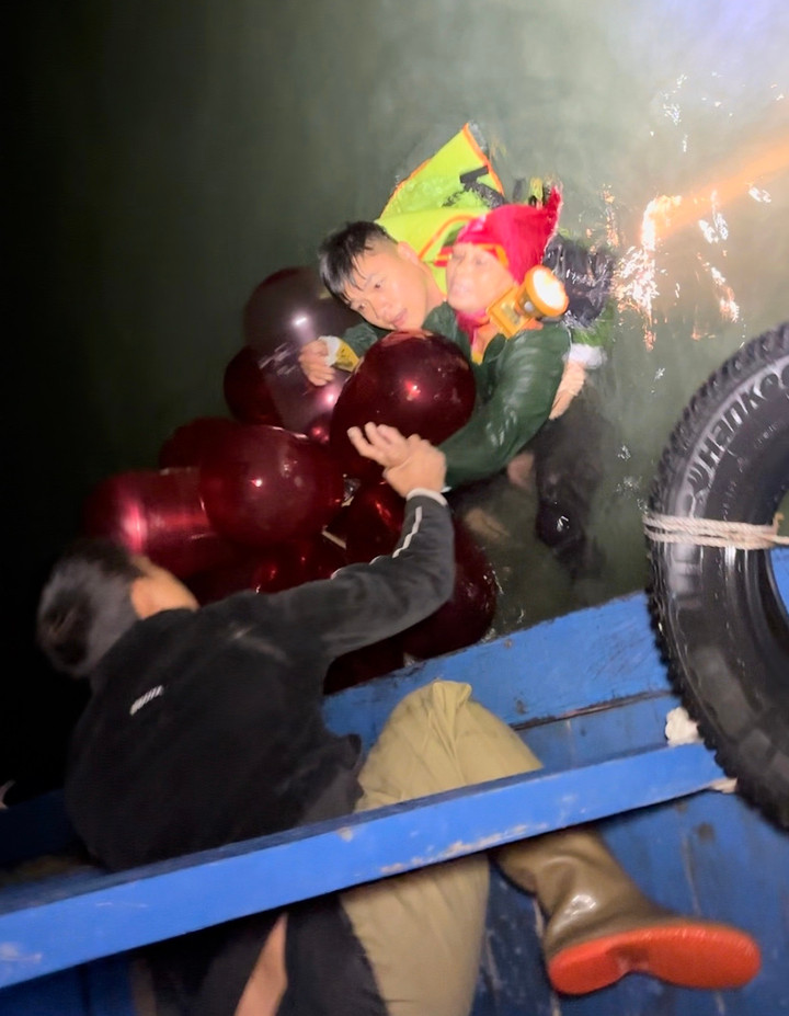 Đi bắt ốc lúc thủy triều dâng, 2 phụ nữ ôm cọc tre lênh đênh trên biển suốt đêm- Ảnh 2.