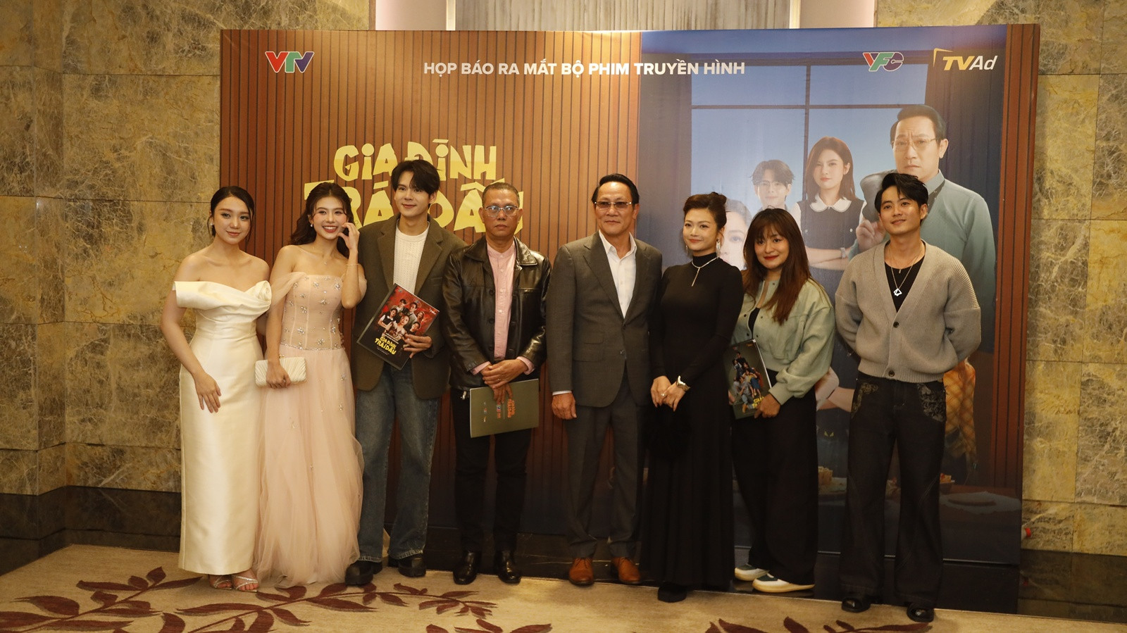 NSƯT Hoàng Hải lần đầu vào vai chồng mỹ nhân phim giờ vàng, kể chuyện tình U50 "trái dấu"- Ảnh 2.