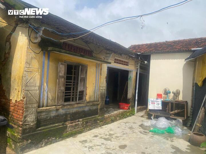 Con trai bệnh tật vẫn gắng ôm thi thể mẹ suốt đêm lũ ở Đắk Lắk- Ảnh 2.