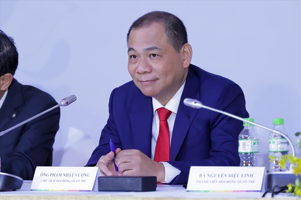 Tỷ phú Phạm Nhật Vượng vừa lập kỷ lục mới chưa từng có ở Việt Nam trong "ngày đỏ lửa"- Ảnh 2.