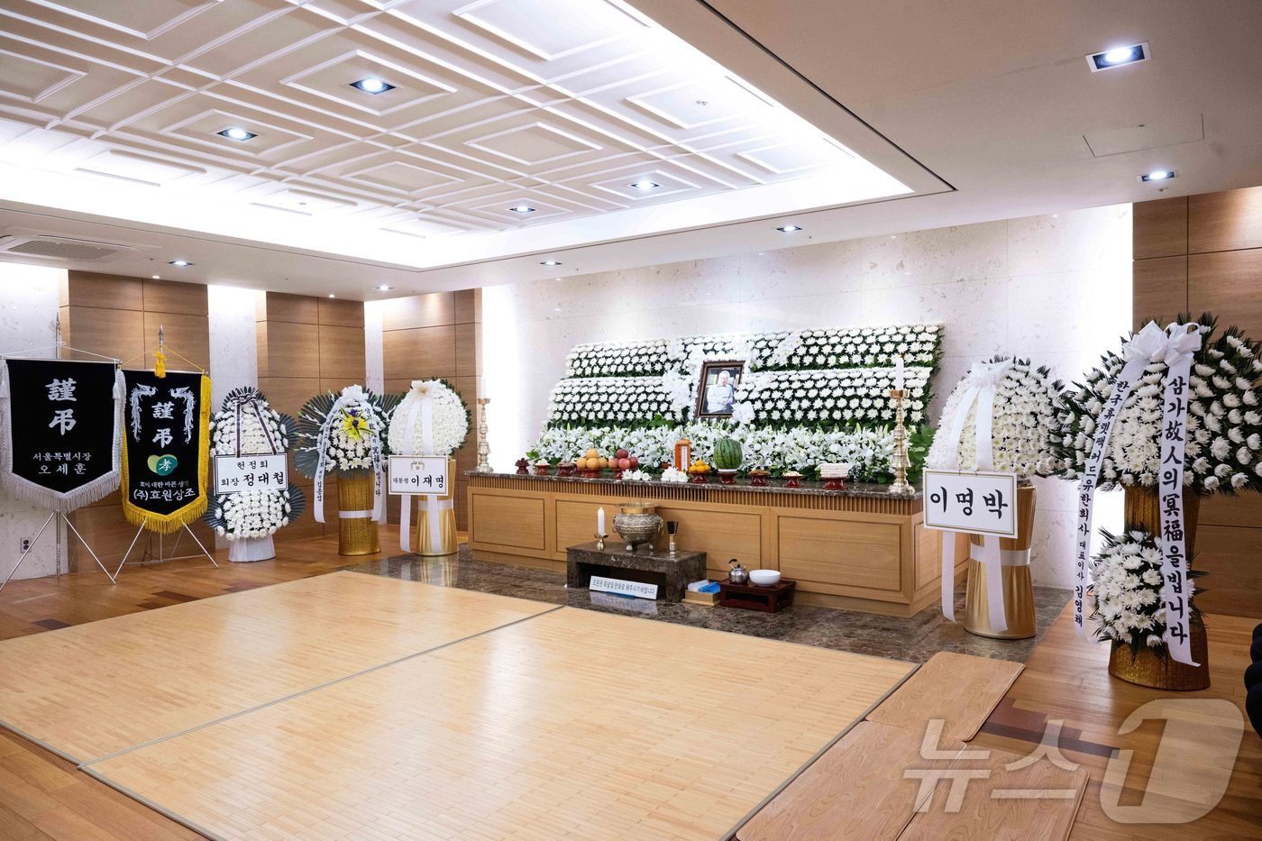 Tang lễ "ông nội quốc dân": Lee Seung Gi đến viếng đầu tiên, "bà nội quốc dân" cùng dàn sao gửi vòng hoa tiễn biệt- Ảnh 5.