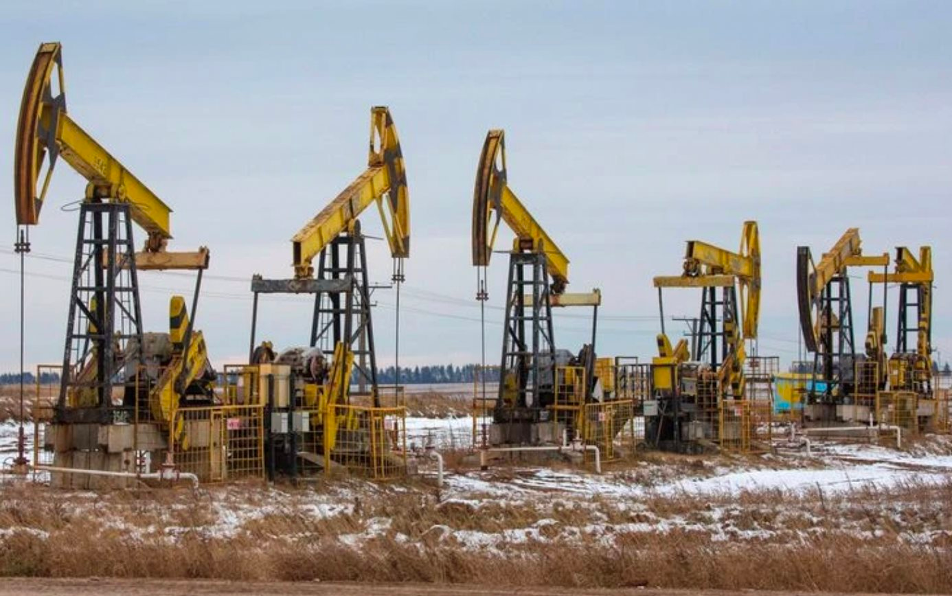 Dầu Nga có giá chiết khấu sâu kỷ lục, một khách sộp vừa tuyên bố 'cắt đứt' nay ngỏ ý muốn mua lại, tìm cách lách lệnh trừng phạt- Ảnh 1.