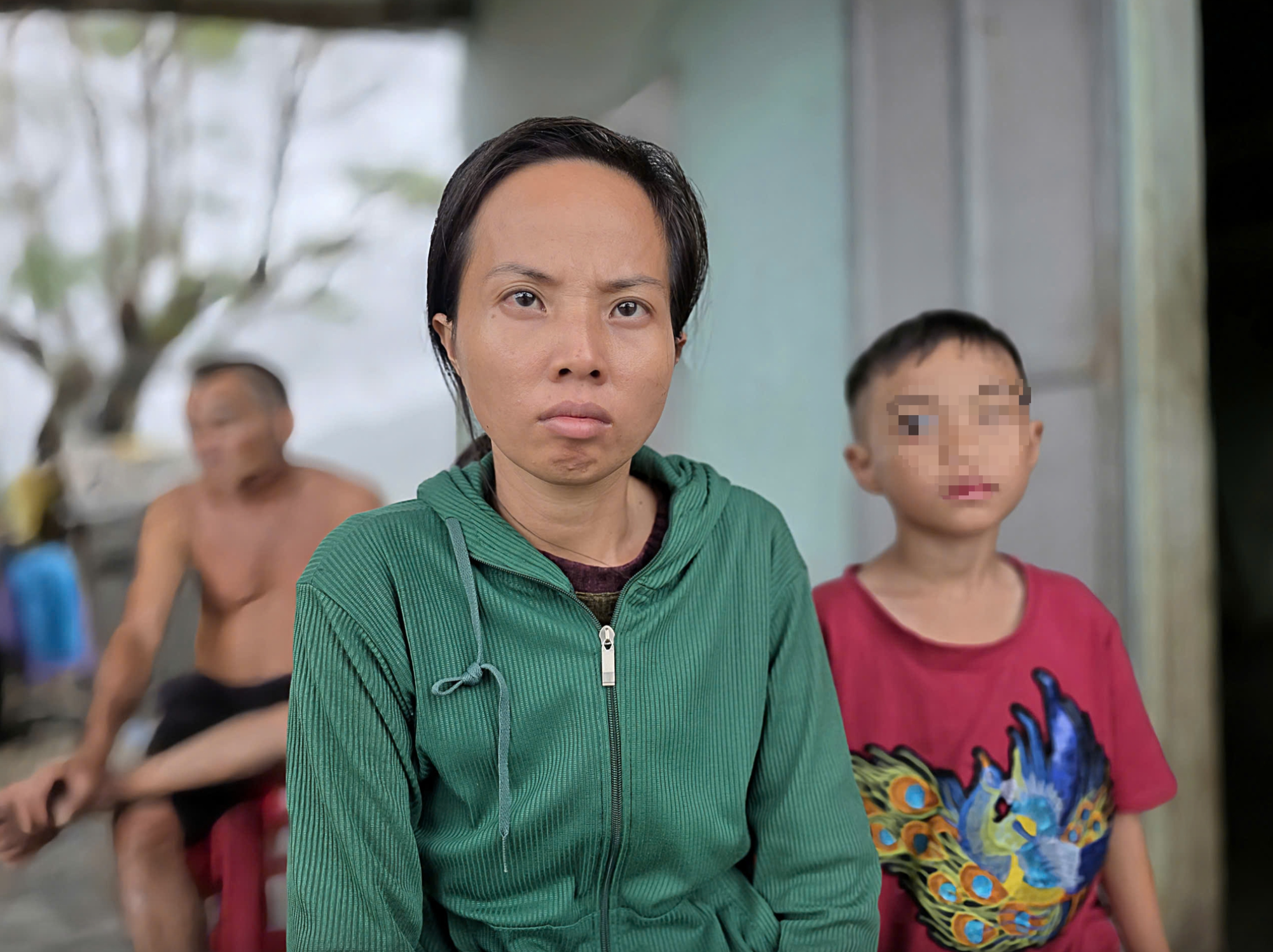 Đưa vợ và 2 con đi tránh lũ xong, người đàn ông bị mệt rồi bất ngờ ra đi mãi mãi: Hoàn cảnh đáng thương- Ảnh 1.