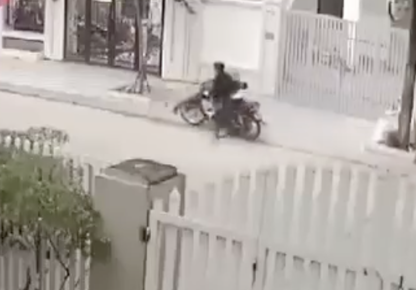 Phân định vụ người đàn ông bị tông văng lên vỉa hè, còn bị lao vào đánh- Ảnh 1.