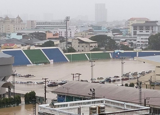 Sân U22 Việt Nam thi đấu SEA Games 33 chìm trong mưa lũ- Ảnh 1. Sân U22 Việt Nam thi đấu SEA Games 33 chìm trong mưa lũ- Ảnh 1.
