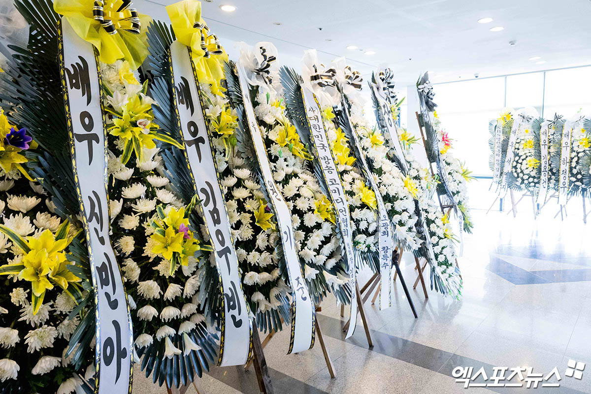 Tang lễ "ông nội quốc dân": Lee Seung Gi đến viếng đầu tiên, "bà nội quốc dân" cùng dàn sao gửi vòng hoa tiễn biệt- Ảnh 12.