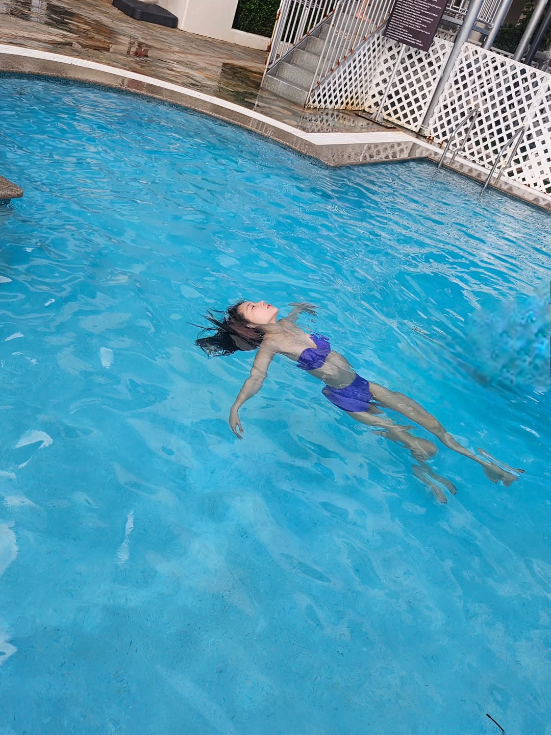 Phát hoảng ca sĩ đình đám diện bikini, khoe thân hình mỏng như tờ giấy- Ảnh 3.