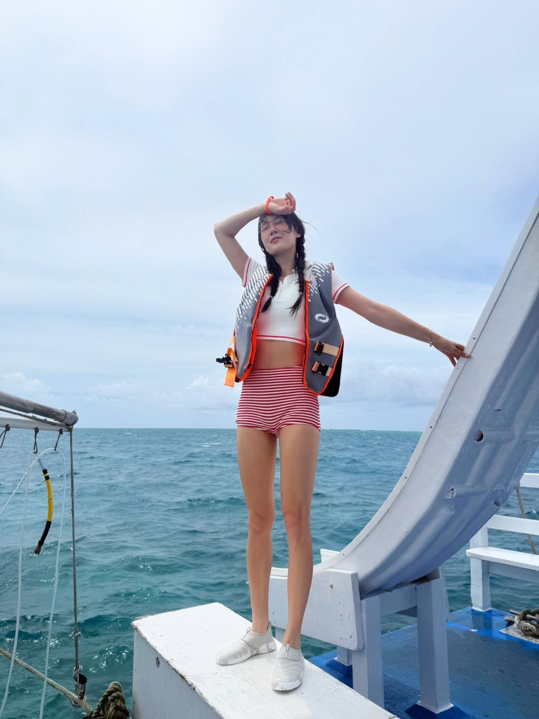 Phát hoảng ca sĩ đình đám diện bikini, khoe thân hình mỏng như tờ giấy- Ảnh 2.