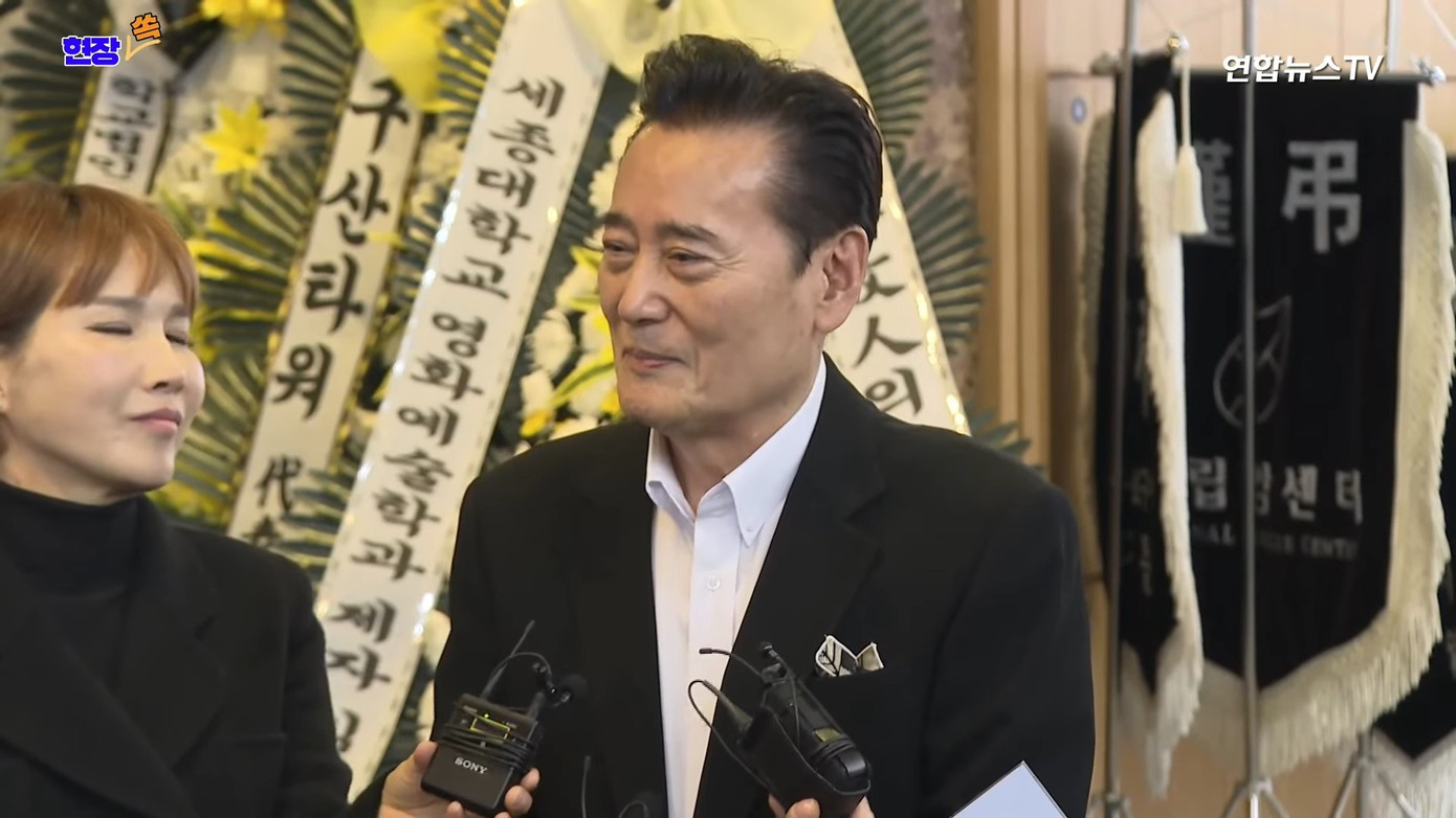 Dòng người đến viếng 'ông nội quốc dân'- Ảnh 9.