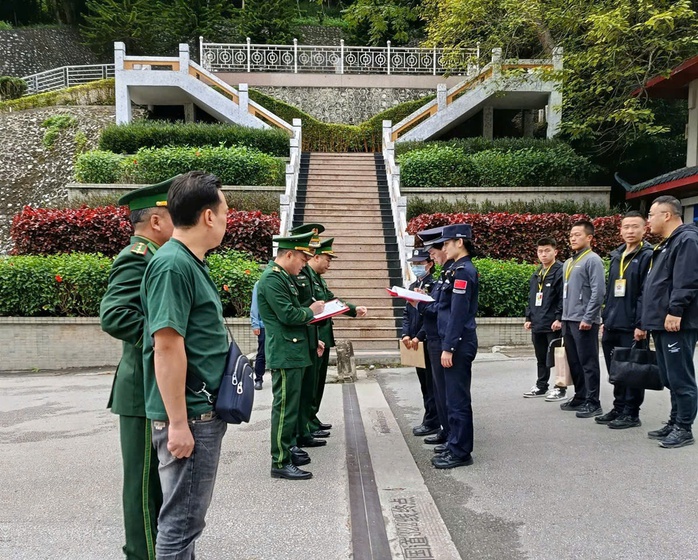 Bắt giữ và bàn giao đối tượng Li Xianxing cho lực lượng Cảnh sát Trung Quốc- Ảnh 2. Bắt giữ và bàn giao đối tượng Li Xianxing cho lực lượng Cảnh sát Trung Quốc- Ảnh 2.