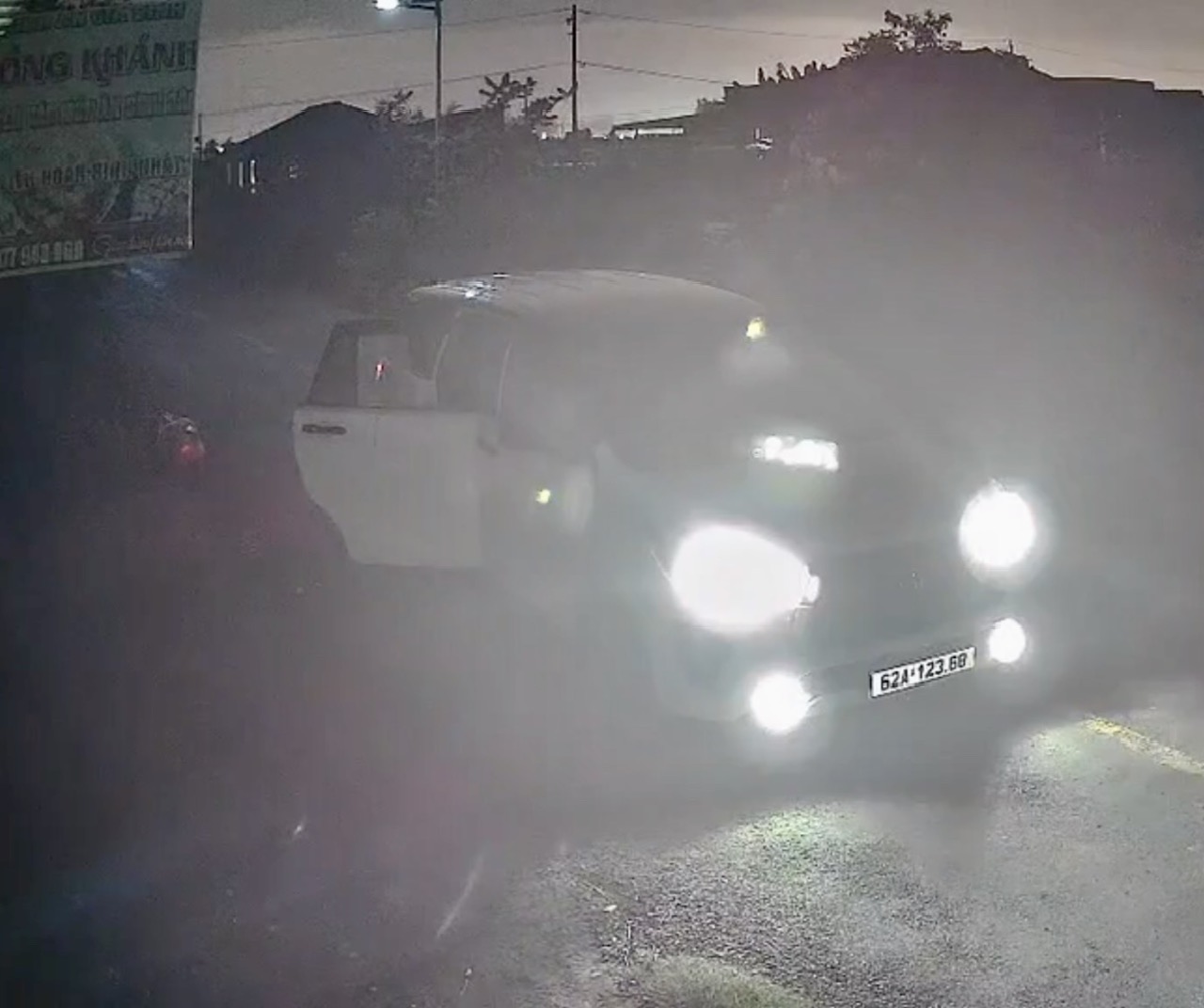 Camera an ninh bắt trọn khoảnh khắc đối tượng đi ô tô nhanh tay trộm chó ở Tây Ninh- Ảnh 1.