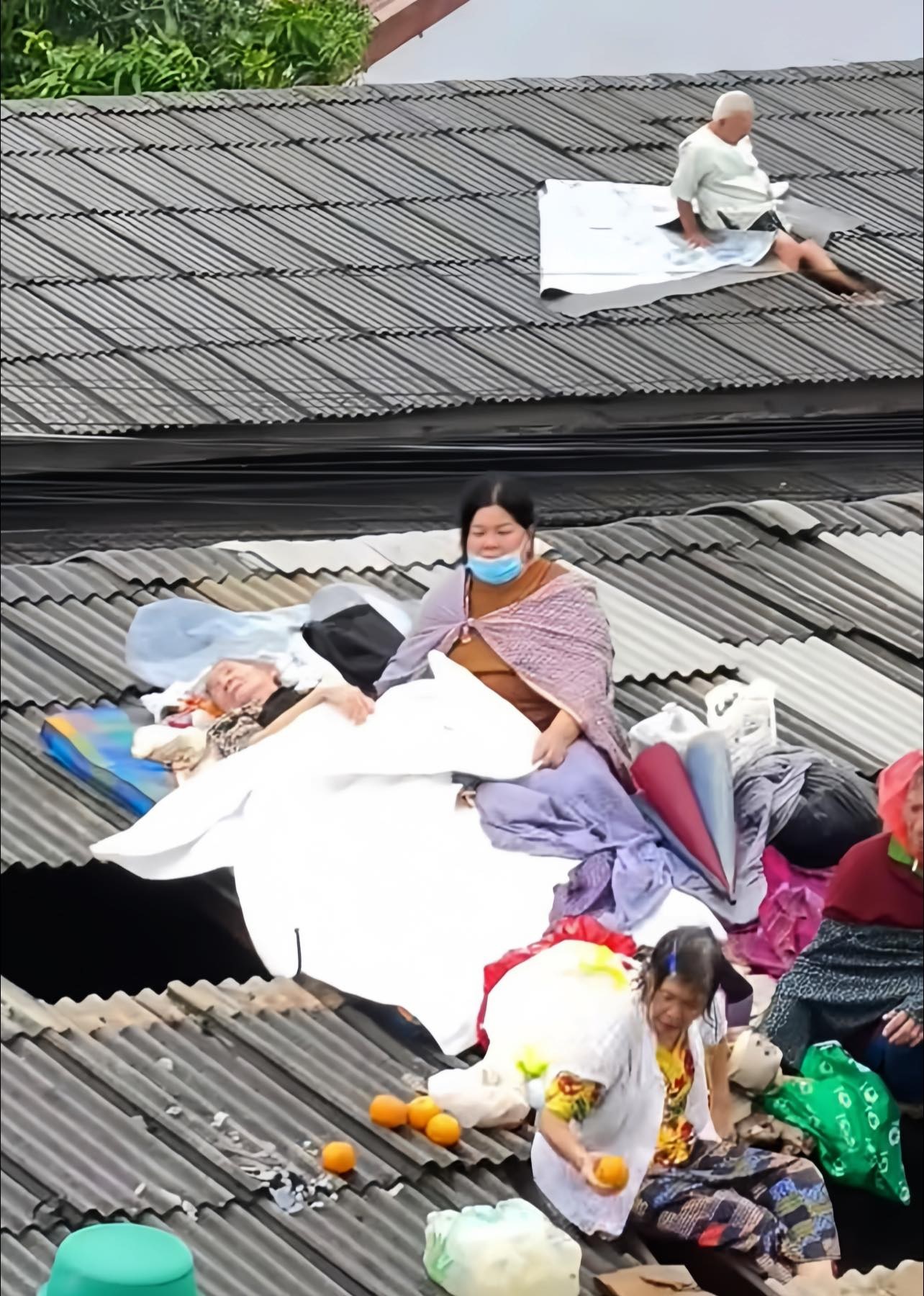 Lũ lịch sử ở Thái Lan: Người dân đu dây cáp, phá mái nhà thoát hiểm- Ảnh 4. Lũ lịch sử ở Thái Lan: Người dân đu dây cáp, phá mái nhà thoát hiểm- Ảnh 4.