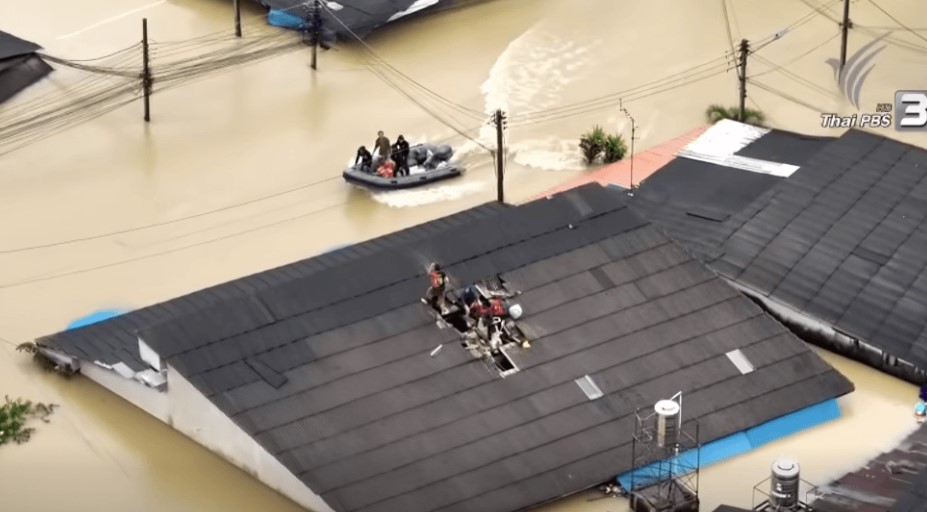 Lũ lịch sử ở Thái Lan: Người dân đu dây cáp, phá mái nhà thoát hiểm- Ảnh 2. Lũ lịch sử ở Thái Lan: Người dân đu dây cáp, phá mái nhà thoát hiểm- Ảnh 2.