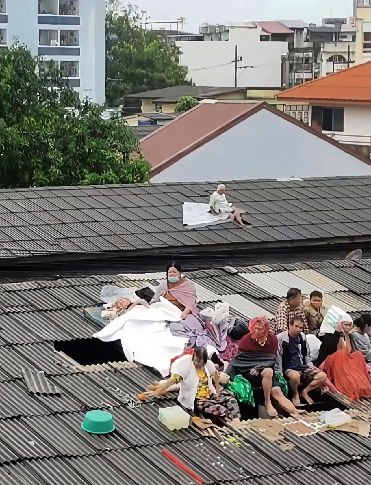 Lũ lịch sử ở Thái Lan: Người dân đu dây cáp, phá mái nhà thoát hiểm- Ảnh 3. Lũ lịch sử ở Thái Lan: Người dân đu dây cáp, phá mái nhà thoát hiểm- Ảnh 3.