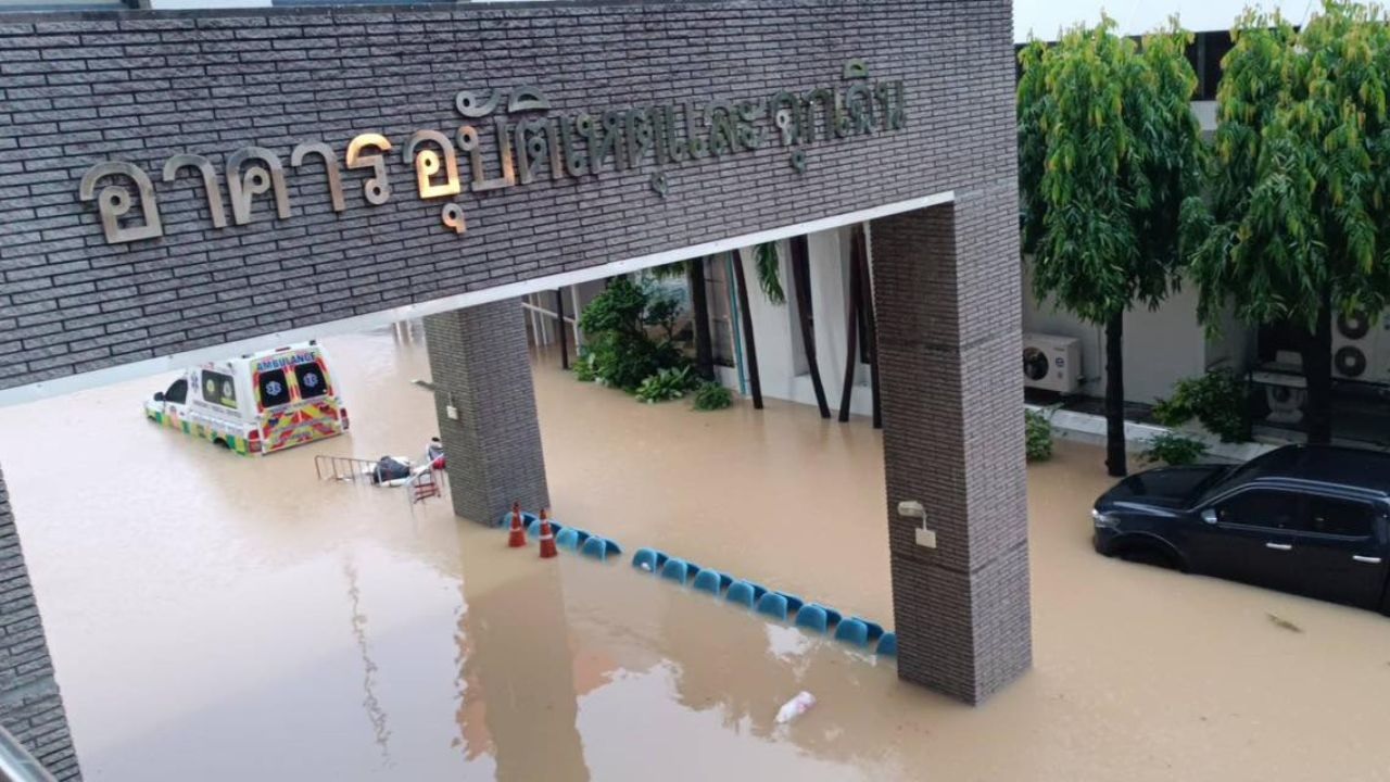 Lũ lịch sử ở Thái Lan: Người dân đu dây cáp, phá mái nhà thoát hiểm- Ảnh 8. Lũ lịch sử ở Thái Lan: Người dân đu dây cáp, phá mái nhà thoát hiểm- Ảnh 8.