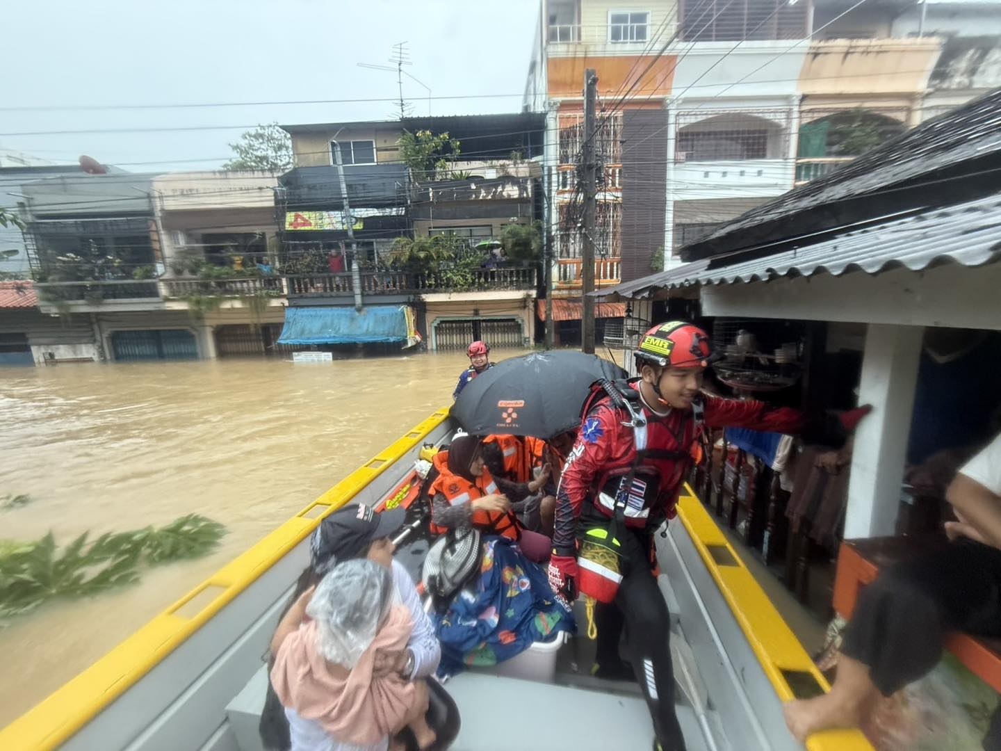 Lũ lịch sử ở Thái Lan: Người dân đu dây cáp, phá mái nhà thoát hiểm- Ảnh 7. Lũ lịch sử ở Thái Lan: Người dân đu dây cáp, phá mái nhà thoát hiểm- Ảnh 7.