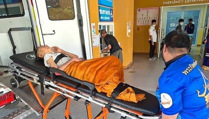 Người phụ nữ gõ nắp quan tài ngay trước khi hỏa táng- Ảnh 1.