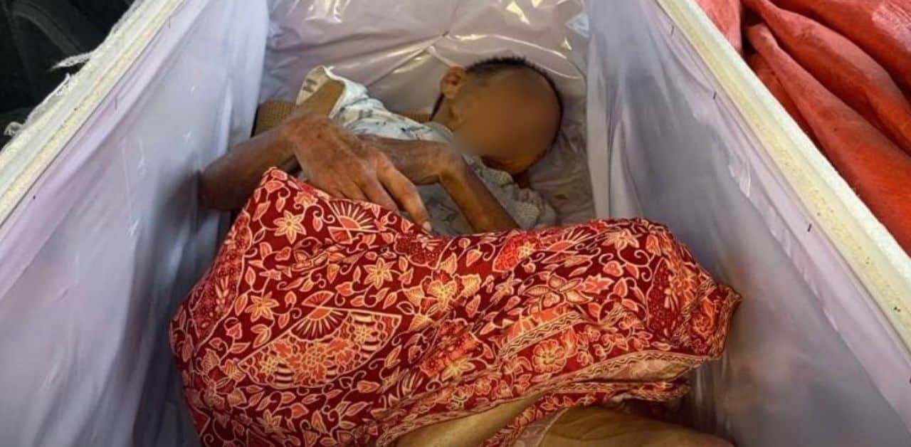 Đang đưa quan tài đi hỏa táng thì nghe thấy tiếng gõ từ bên trong, mở ra tất cả đều sững sờ- Ảnh 1.