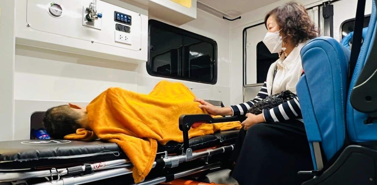 Đang đưa quan tài đi hỏa táng thì nghe thấy tiếng gõ từ bên trong, mở ra tất cả đều sững sờ- Ảnh 3.