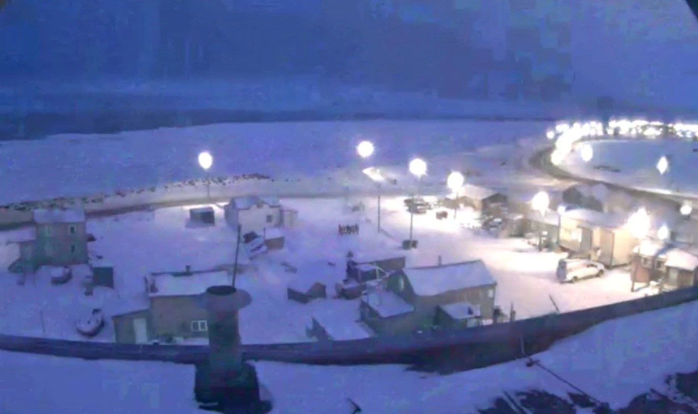 Thị trấn bước vào 65 ngày không có mặt trời trong mùa đông, đến cuối tháng 1/2026 ánh dương mới trở lại- Ảnh 1.