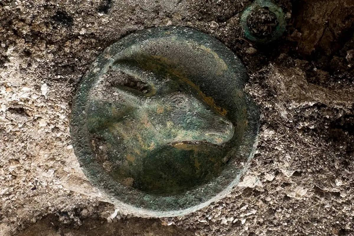 Đang đào nền công viên, công nhân chạm phải hài cốt 2.100 tuổi kỳ lạ đội vòng hoa tuyệt mỹ: Bí mật bên trong gây sốc- Ảnh 3. Đang đào nền công viên, công nhân chạm phải hài cốt 2.100 tuổi kỳ lạ đội vòng hoa tuyệt mỹ: Bí mật bên trong gây sốc- Ảnh 3.