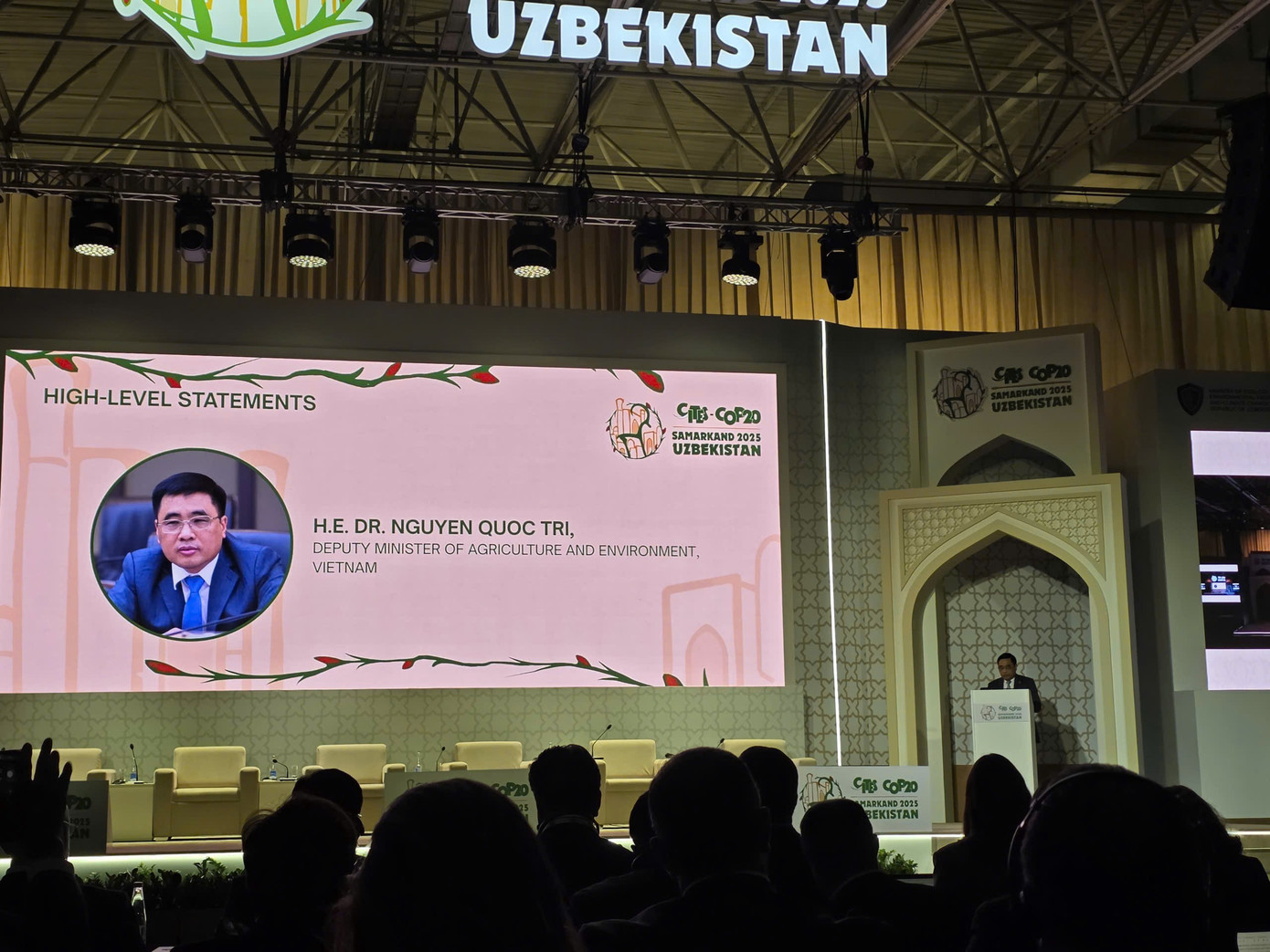 Việt Nam tiêu huỷ nhiều tấn ngà voi, vảy tê tê, xương sư tử- Ảnh 2.