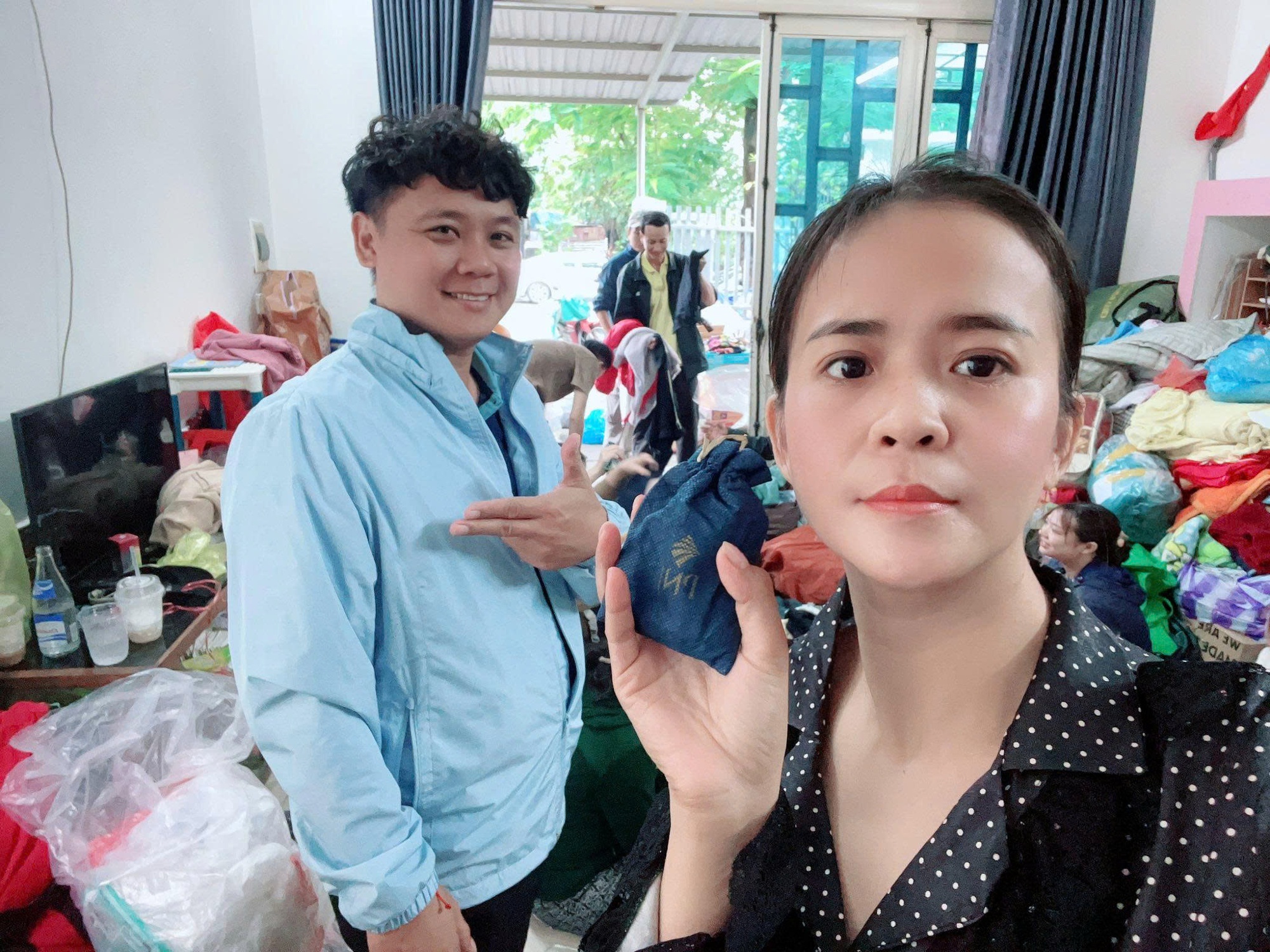 Túi vàng ‘đi lạc’ trong đồ cứu trợ và cái kết ấm lòng- Ảnh 1. Túi vàng ‘đi lạc’ trong đồ cứu trợ và cái kết ấm lòng- Ảnh 1.