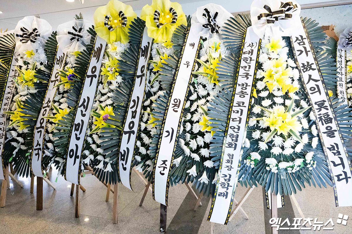 Tang lễ "ông nội quốc dân": Lee Seung Gi đến viếng đầu tiên, "bà nội quốc dân" cùng dàn sao gửi vòng hoa tiễn biệt- Ảnh 15.