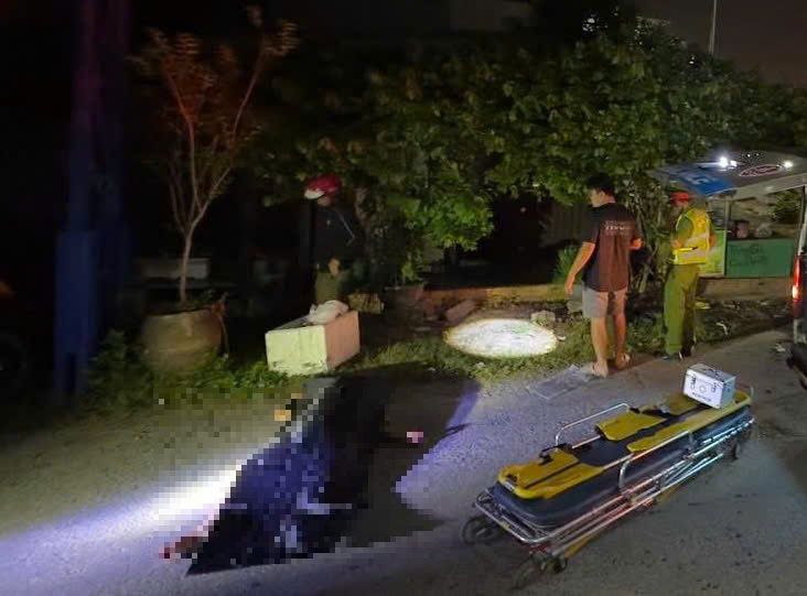 Nạn nhân tử vong cách nhà 1 km, nghi phạm vẫn cầm hung khí sau khi gây án- Ảnh 1. Nạn nhân tử vong cách nhà 1 km, nghi phạm vẫn cầm hung khí sau khi gây án- Ảnh 1.