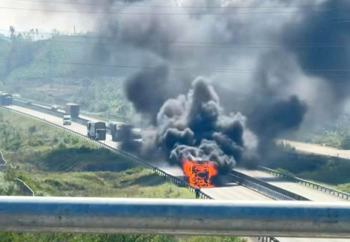 Xe tải bốc cháy ngùn ngụt, cột khói cao cả chục mét trên cao tốc- Ảnh 1.