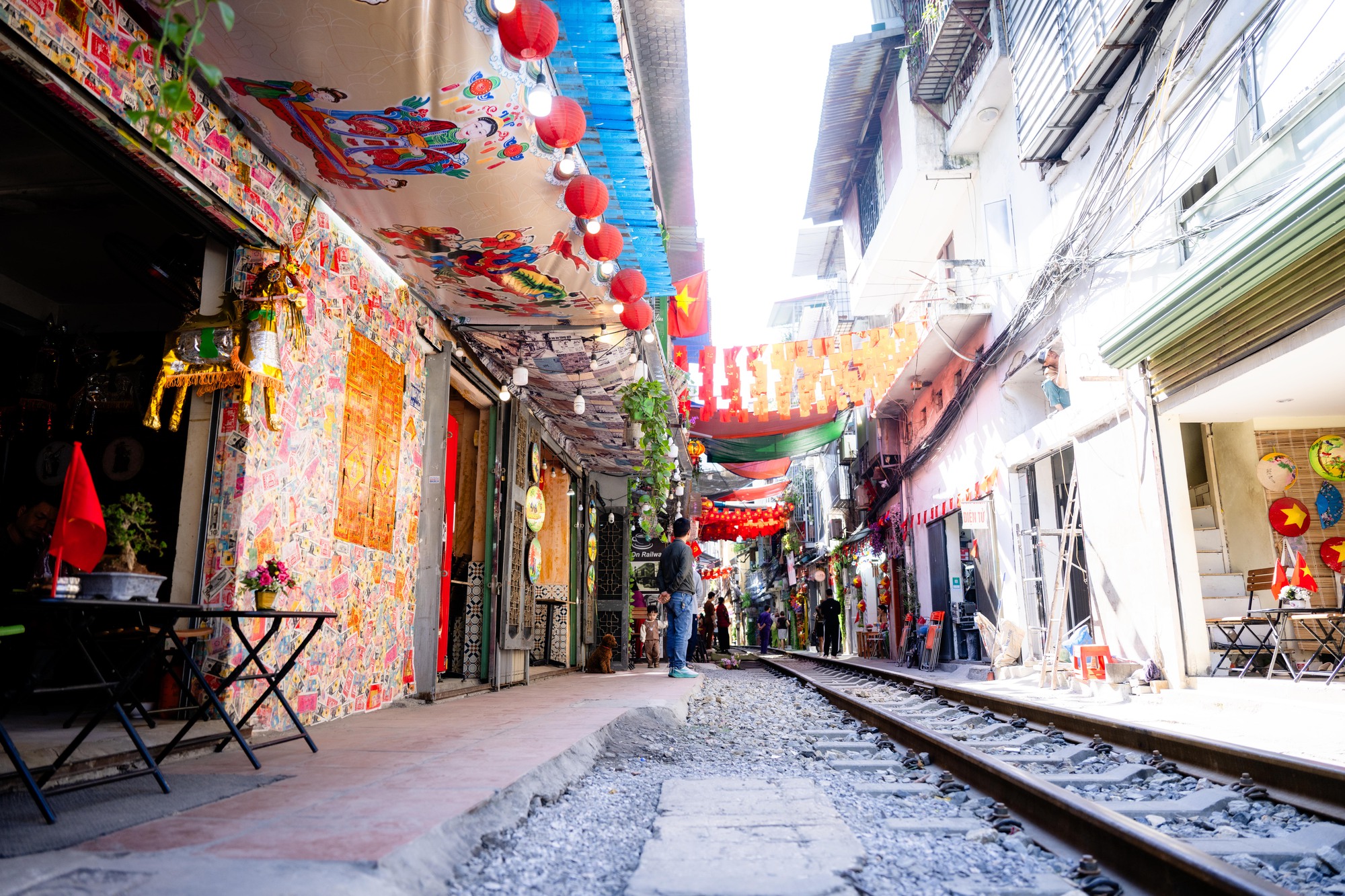 Cảnh đối lập tr&ecirc;n phố c&agrave; ph&ecirc; đường t&agrave;u Kh&acirc;m Thi&ecirc;n - L&ecirc; Duẩn khi lực lượng chức năng ra qu&acirc;n xử l&yacute; vi phạm- Ảnh 1.