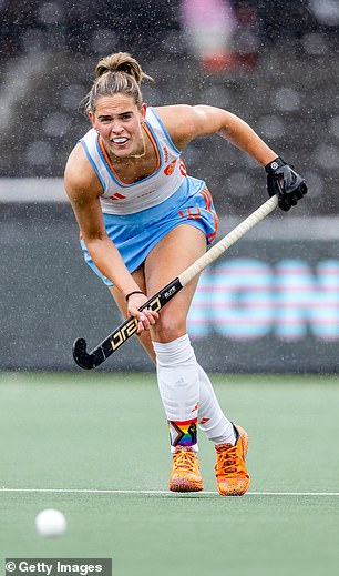 Chưa chia tay người cũ đã nhắn tin tán tỉnh nhau, cặp VĐV xinh đẹp bị chỉ trích “cắm sừng còn khoe khoang