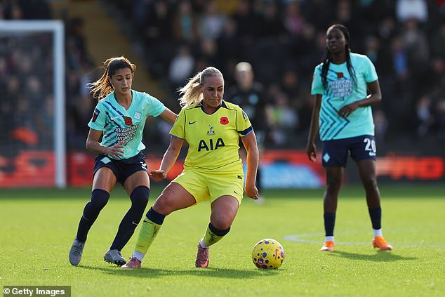 Chưa chia tay người cũ đã nhắn tin tán tỉnh nhau, cặp VĐV xinh đẹp bị chỉ trích “cắm sừng còn khoe khoang