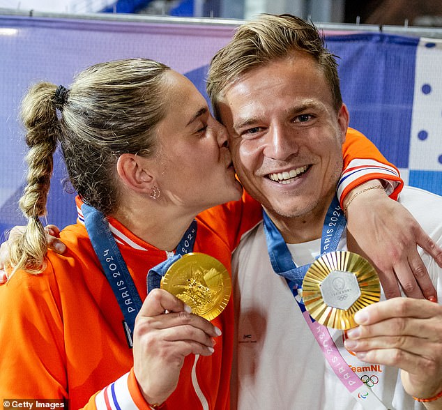 Chưa chia tay người cũ đã nhắn tin tán tỉnh nhau, cặp VĐV xinh đẹp bị chỉ trích “cắm sừng còn khoe khoang