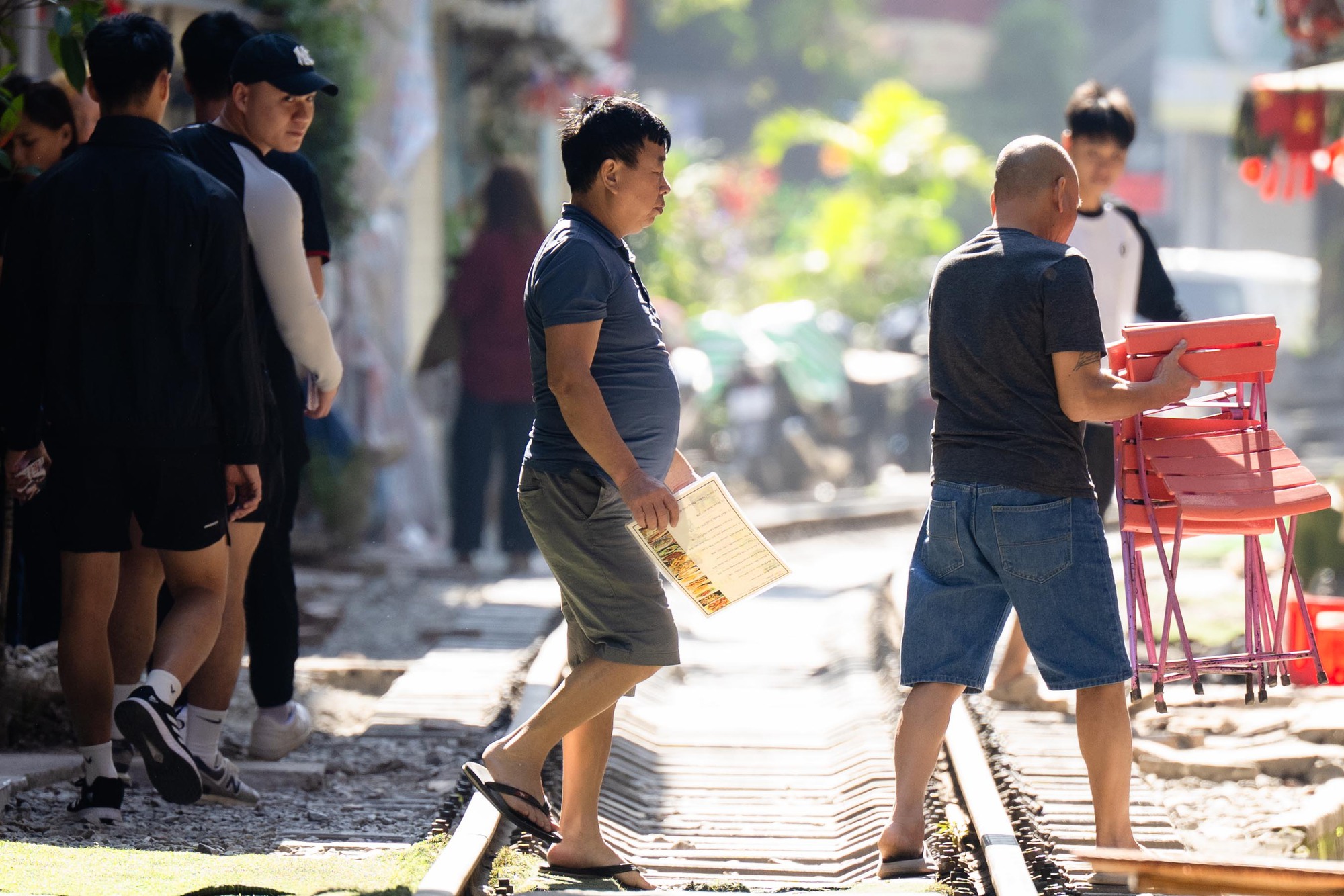 Cảnh đối lập tr&ecirc;n phố c&agrave; ph&ecirc; đường t&agrave;u Kh&acirc;m Thi&ecirc;n - L&ecirc; Duẩn khi lực lượng chức năng ra qu&acirc;n xử l&yacute; vi phạm- Ảnh 7.