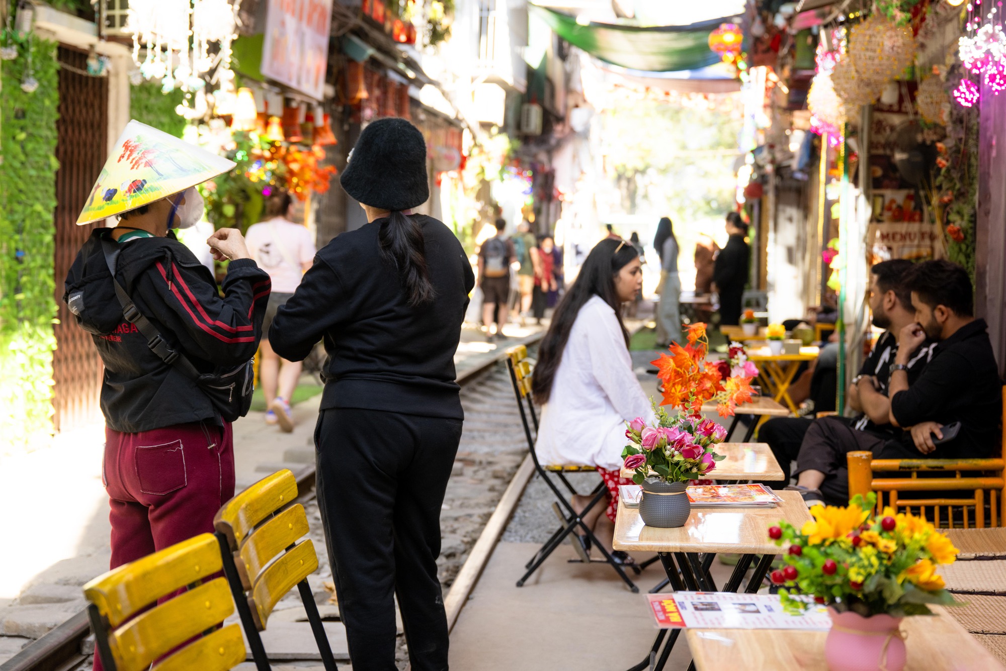 Cảnh đối lập tr&ecirc;n phố c&agrave; ph&ecirc; đường t&agrave;u Kh&acirc;m Thi&ecirc;n - L&ecirc; Duẩn khi lực lượng chức năng ra qu&acirc;n xử l&yacute; vi phạm- Ảnh 8.