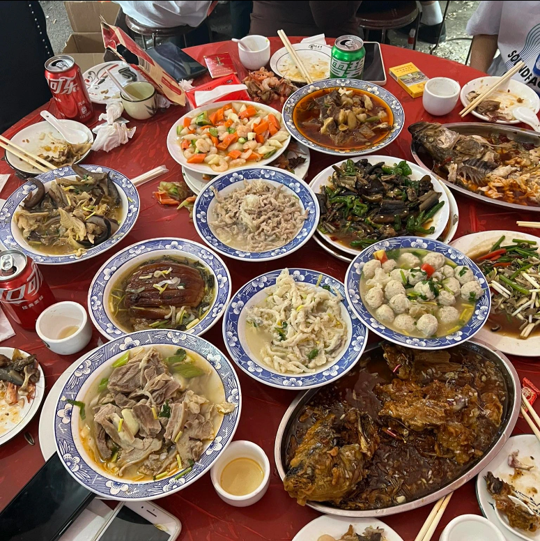 Em họ xa tới mời cưới, trước khi về tiết lộ giá trị mâm cỗ: Nghe xong, hai vợ chồng Hà Nội hoảng- Ảnh 1.