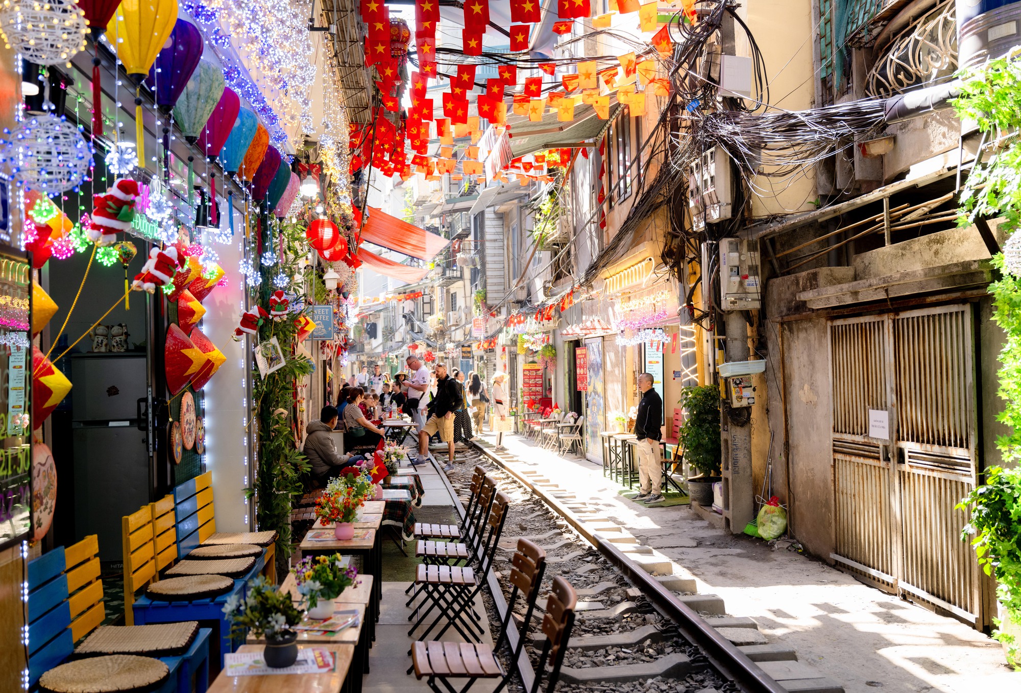 Cảnh đối lập tr&ecirc;n phố c&agrave; ph&ecirc; đường t&agrave;u Kh&acirc;m Thi&ecirc;n - L&ecirc; Duẩn khi lực lượng chức năng ra qu&acirc;n xử l&yacute; vi phạm- Ảnh 10.