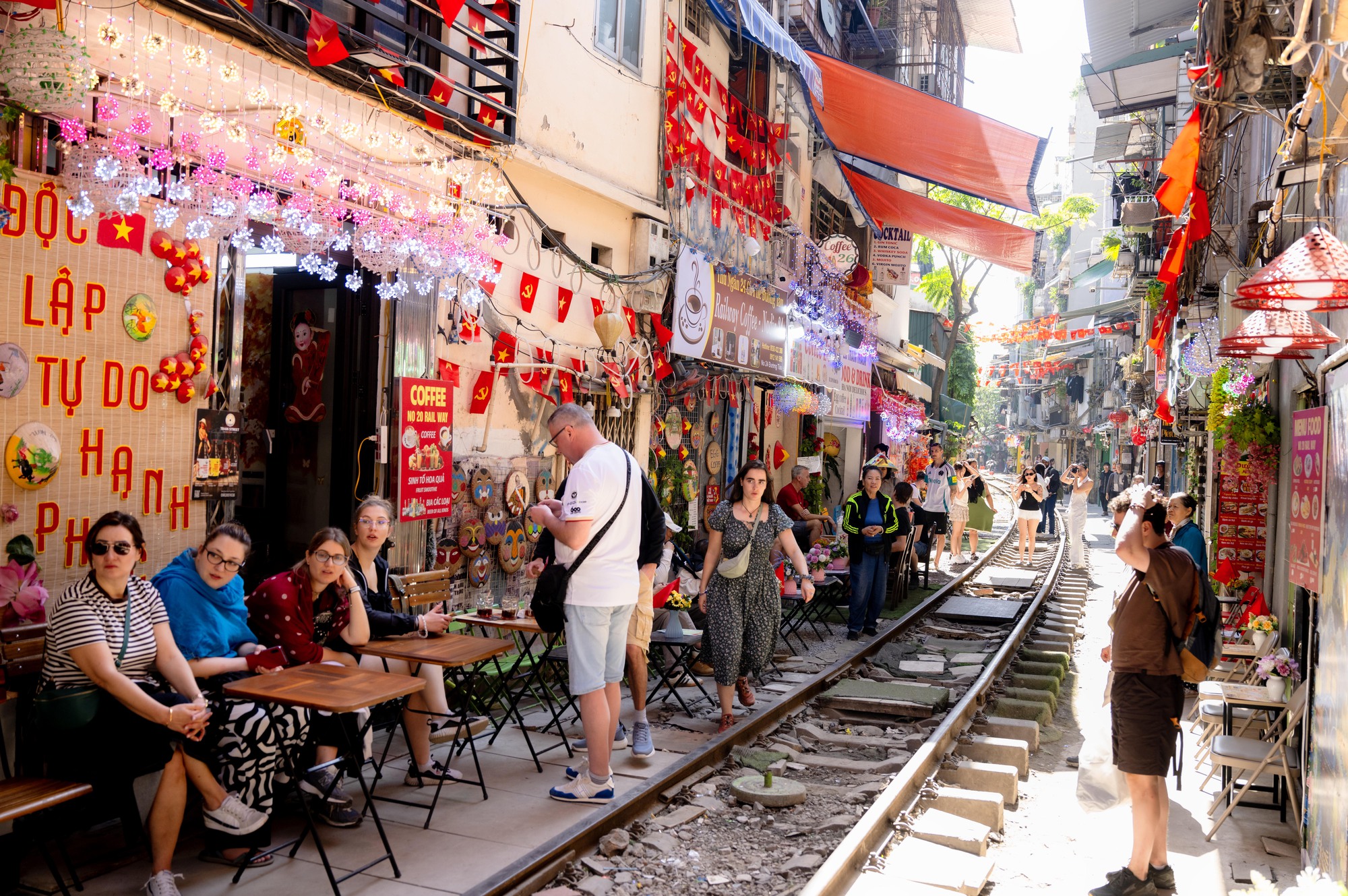 Cảnh đối lập tr&ecirc;n phố c&agrave; ph&ecirc; đường t&agrave;u Kh&acirc;m Thi&ecirc;n - L&ecirc; Duẩn khi lực lượng chức năng ra qu&acirc;n xử l&yacute; vi phạm- Ảnh 11.