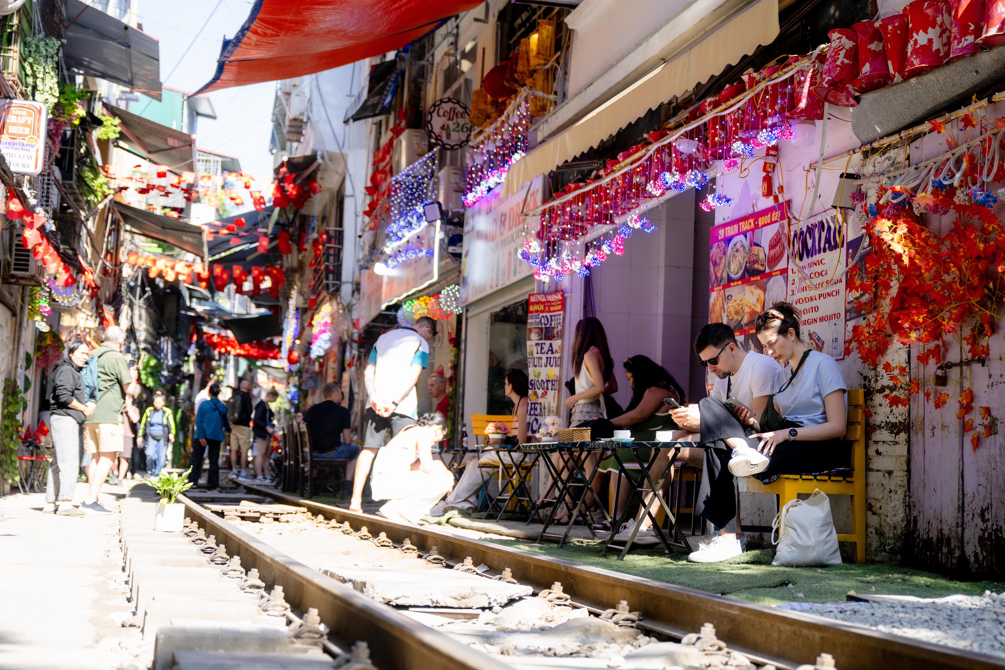 Cảnh đối lập tr&ecirc;n phố c&agrave; ph&ecirc; đường t&agrave;u Kh&acirc;m Thi&ecirc;n - L&ecirc; Duẩn khi lực lượng chức năng ra qu&acirc;n xử l&yacute; vi phạm- Ảnh 12.