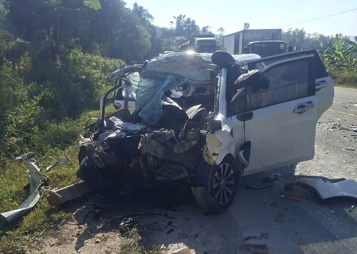 Ô tô 7 chỗ tông vào xe đầu kéo, 6 người thương vong ở Lạng Sơn- Ảnh 2.